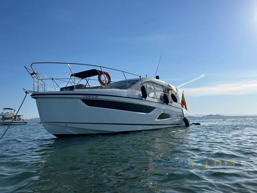 Sealine C390 V